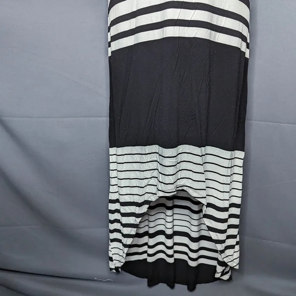 ⭐️Mossimo black and white striped maxi dress - Picture 5 of 8